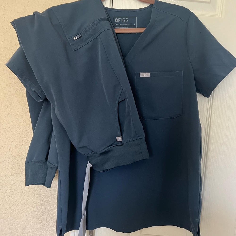 Navy Figs scrubs with high waisted jogger pant.